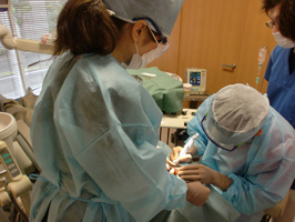 前歯部のインプラント植立術と下顎へのインプラント植立術の手術を行ってきました1