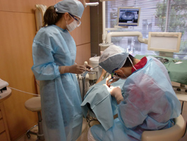 前歯部のインプラント植立術と下顎へのインプラント植立術の手術を行ってきました2