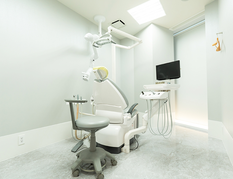 名古屋のインプラント治療を専門とする歯医者、クリスタル歯科の診察室